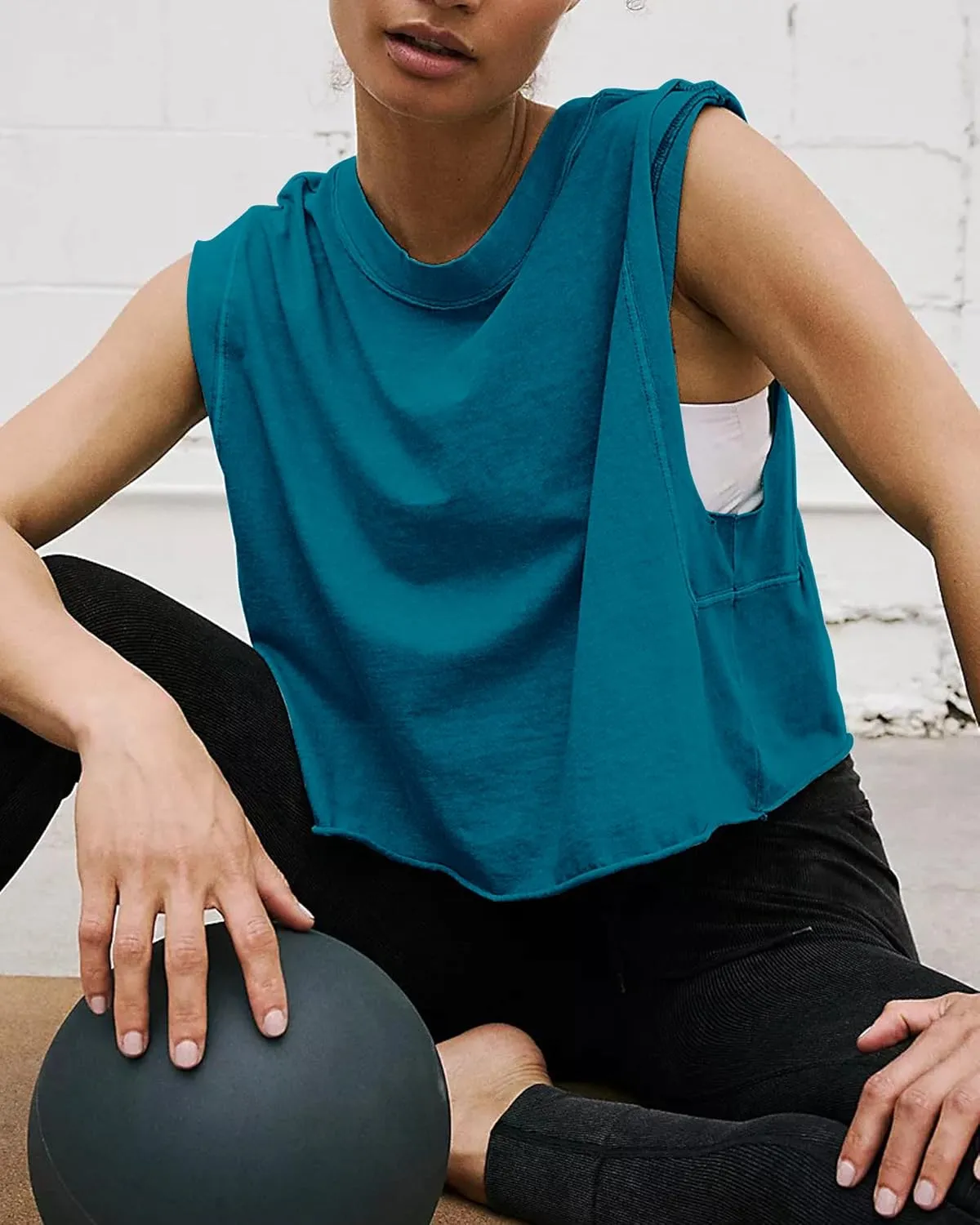 HUGOOME Women Workout Tank Tops Oversized Crop Sleeveless Tee Loose Fit Boxy Basic Yoga Active Summer T Shirts Gym 2025